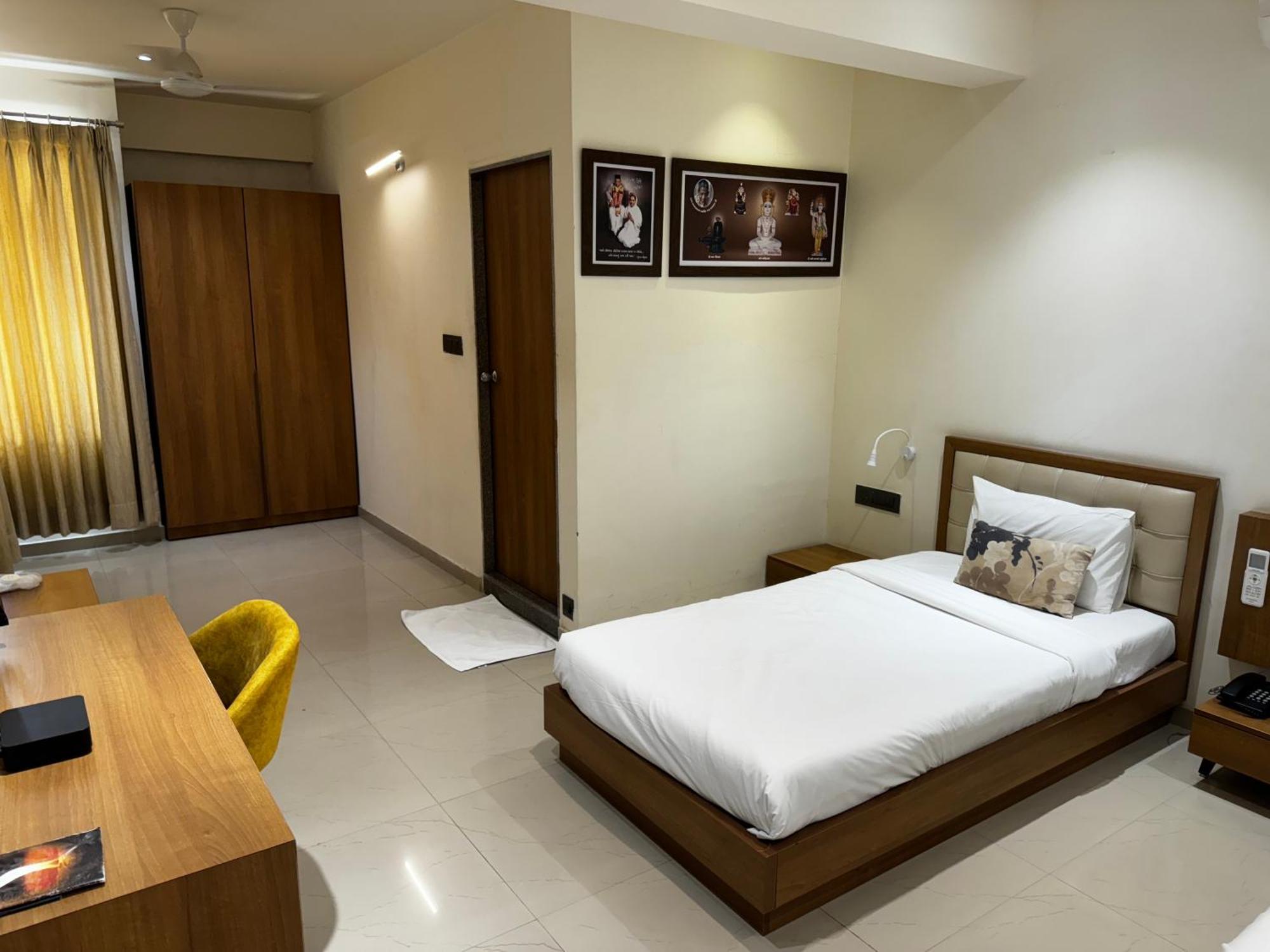 Siara Styles Amba Suites, Gandhinagar Exterior photo